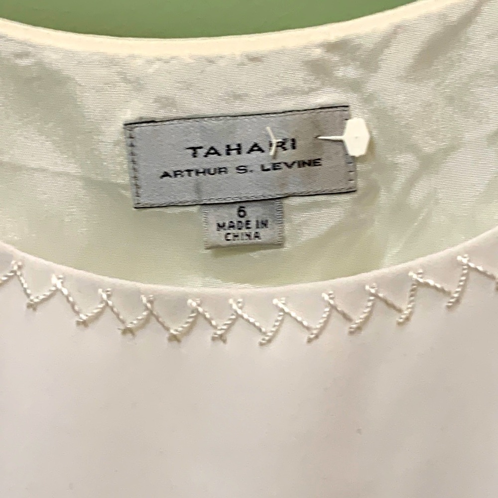 Tahari sleeveless shell size 6- white